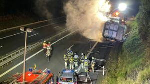 A93: Lkw-Anhänger in Flammen 
