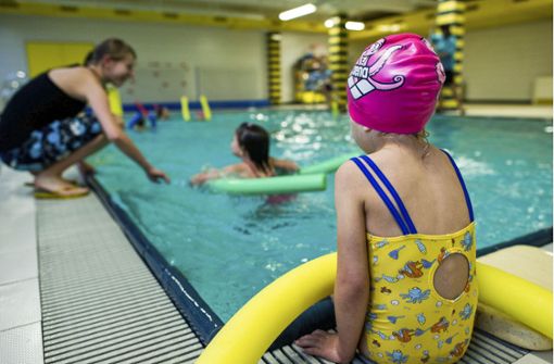 Der Sommer ist eine günstige Zeit, um Schwimmen zu lernen. Stadt und Stadtwerke öffnen dafür ihre Hallenbäder. Foto: picture alliance / dpa/Patrick Pleul