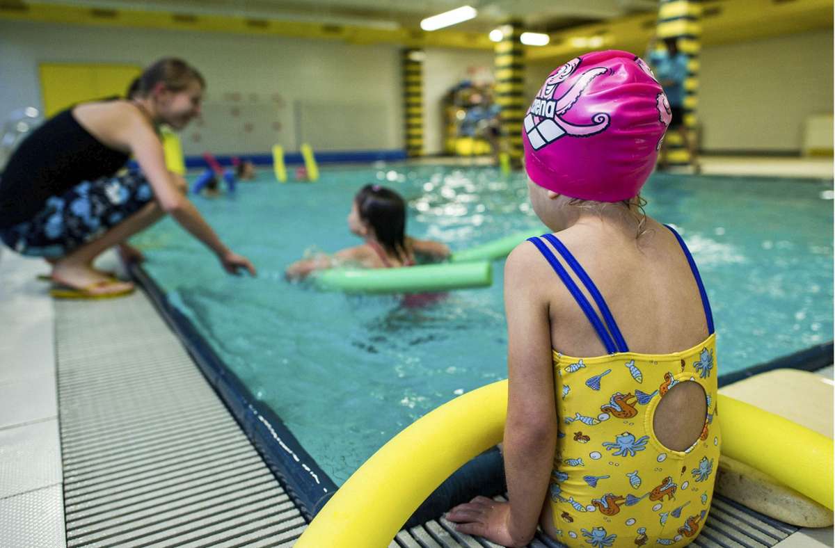 Der Sommer ist eine günstige Zeit, um Schwimmen zu lernen. Stadt und Stadtwerke öffnen dafür ihre Hallenbäder. Foto: picture alliance / dpa/Patrick Pleul