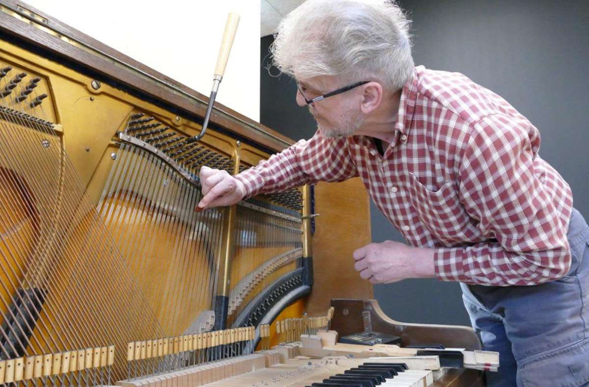 Karlheinz Jahn beim Restaurieren des alten Klaviers, das nun in der neu gebauten Kita Krümelburg in Lichtenberg steht. Foto: /Hüttner