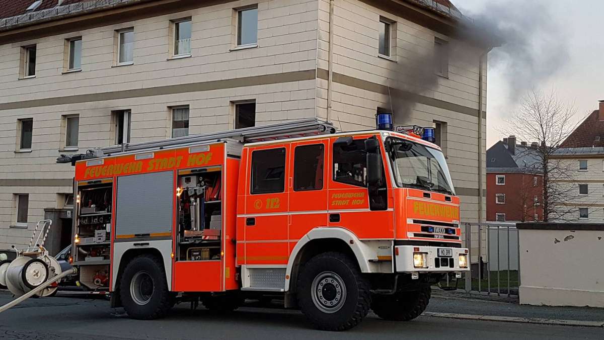 Hof: Mehrfamilienhaus wegen Zimmerbrand evakuiert