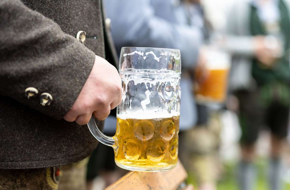 Preise für den Biereinkauf stiegen im Vergleich zu 2022 um acht Prozent. Foto: picture alliance/dpa/Matthias Balk