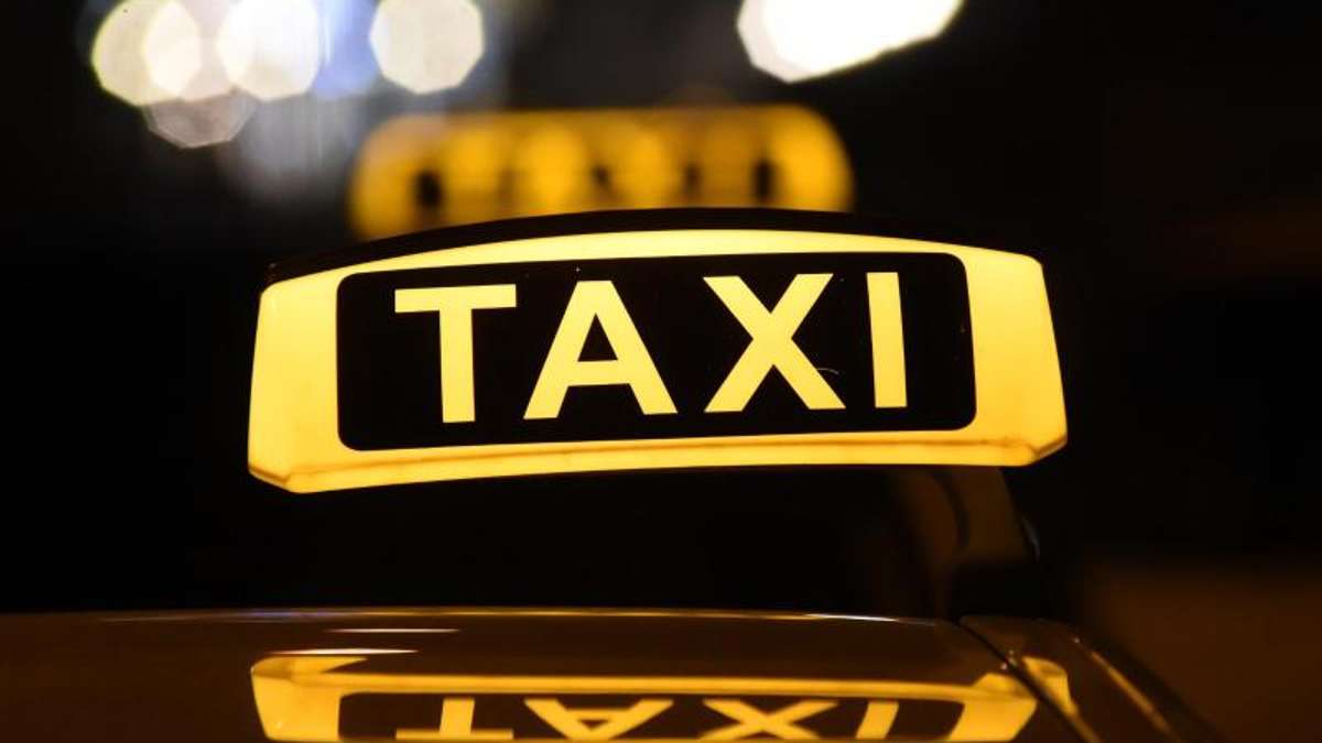 Hof: Frau schlägt Taxifahrer Glas auf den Kopf