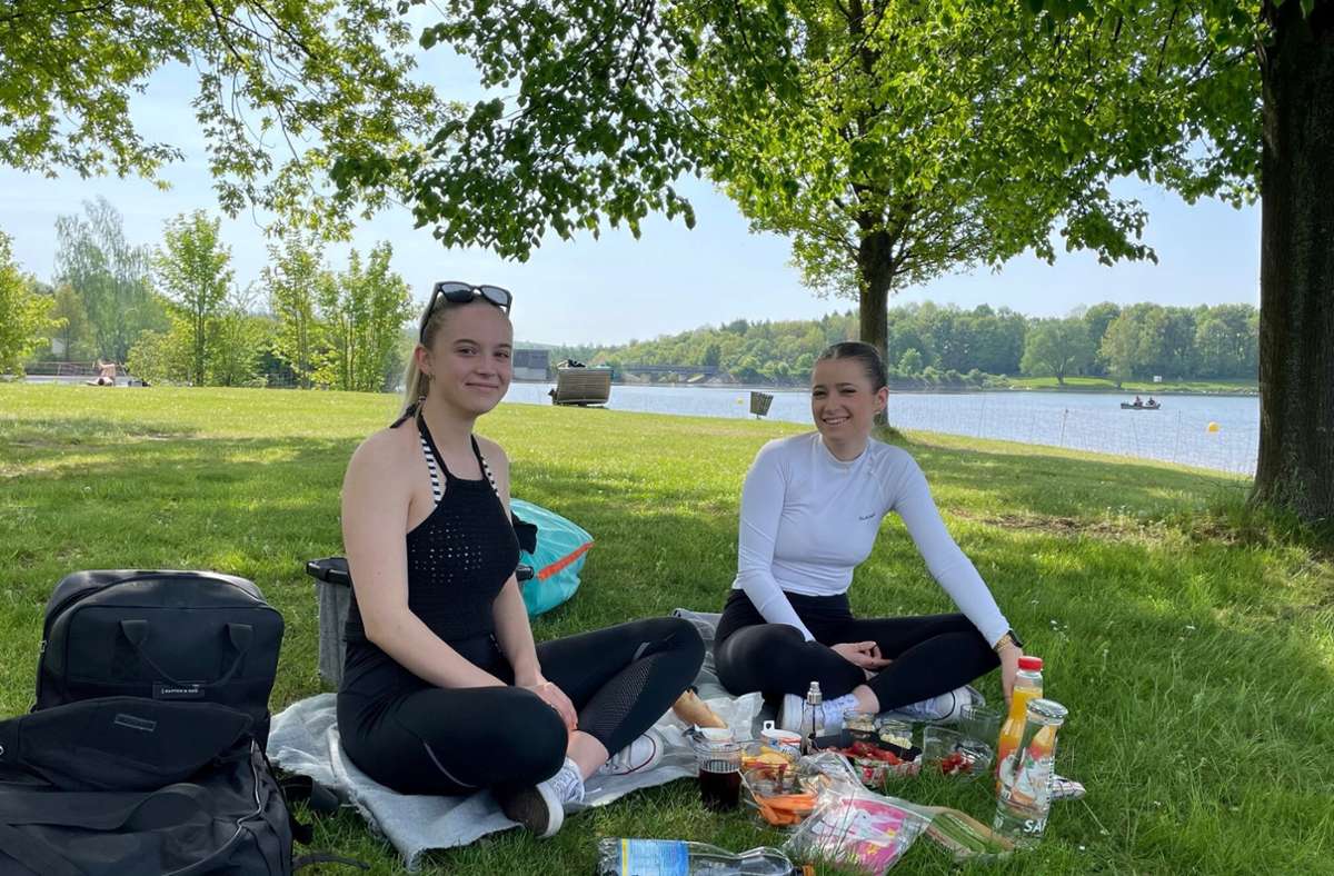 Hannah Fritsche (links) und Evelin Gessner aus Köditz: Eine Woche nach dem Abitur gönnen sie sich ein Picknick am Untreusee.