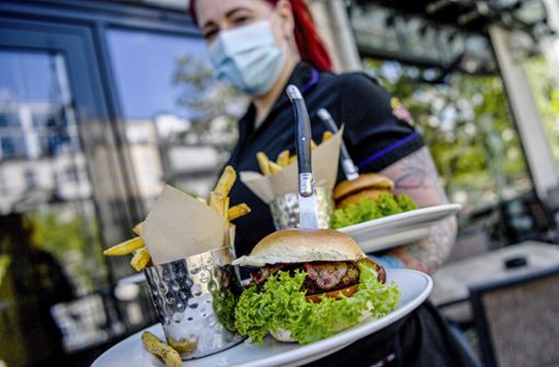 Auch in der Gastronomie erhalten viele Mitarbeiter künftig mehr Lohn. Foto: picture alliance/dpa/dpa-Zentralbild/Britta Pedersen