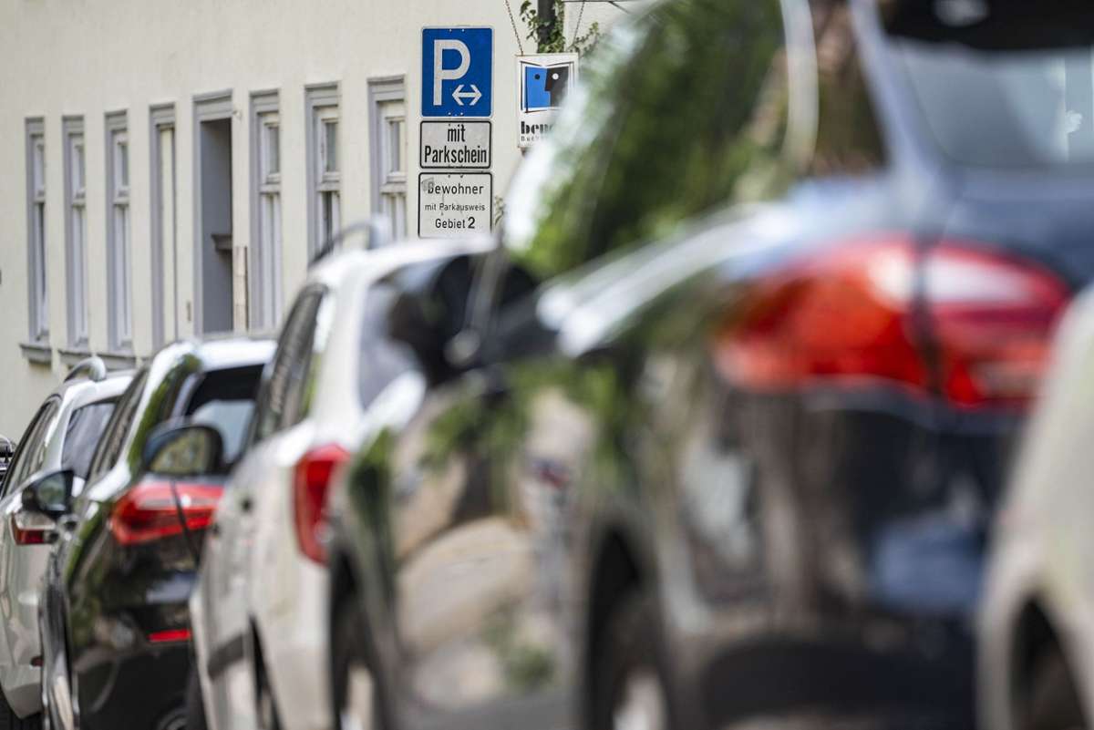 Die Kosten für einen Parkausweis für Anwohner könnten bald deutlich höher ausfallen. Foto: Marijan Murat/dpa
