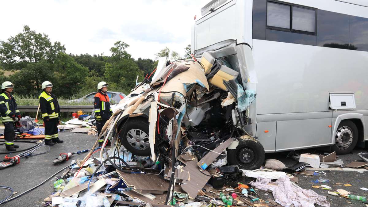 Länderspiegel: Familien-Drama bei Geiselwind: Wohnmobil zerquetscht, Fahrer tot