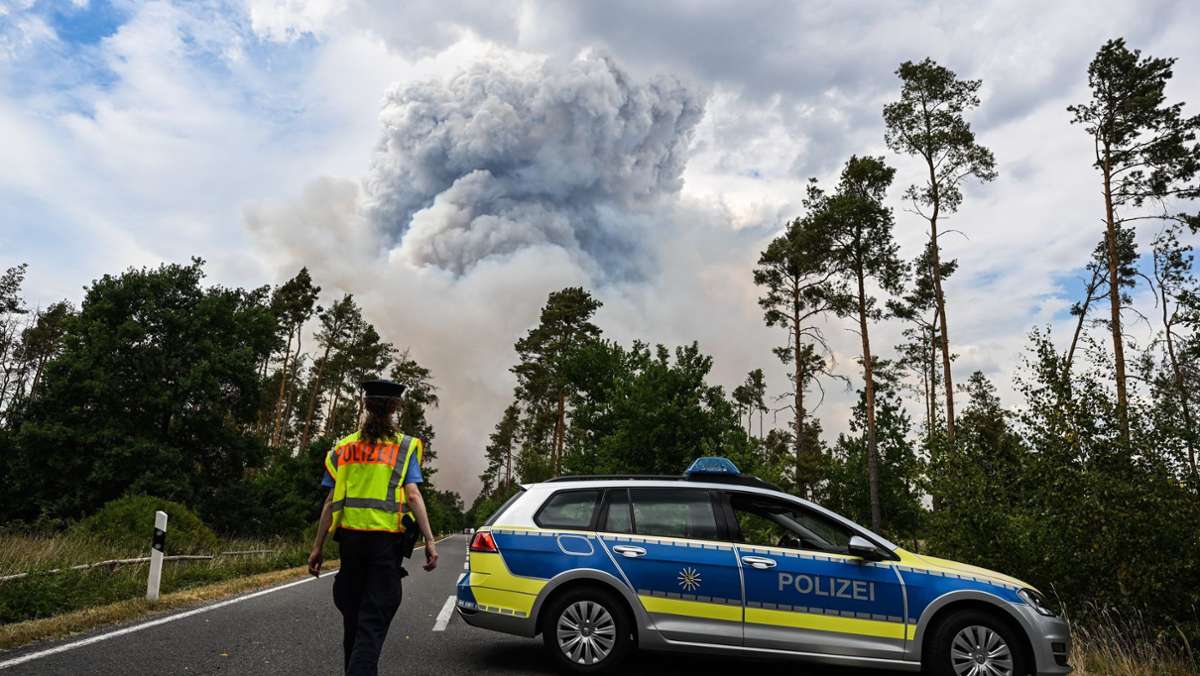 Waldbrand in Brandenburg: Großes Waldstück brennt – teils mit Munition belastet