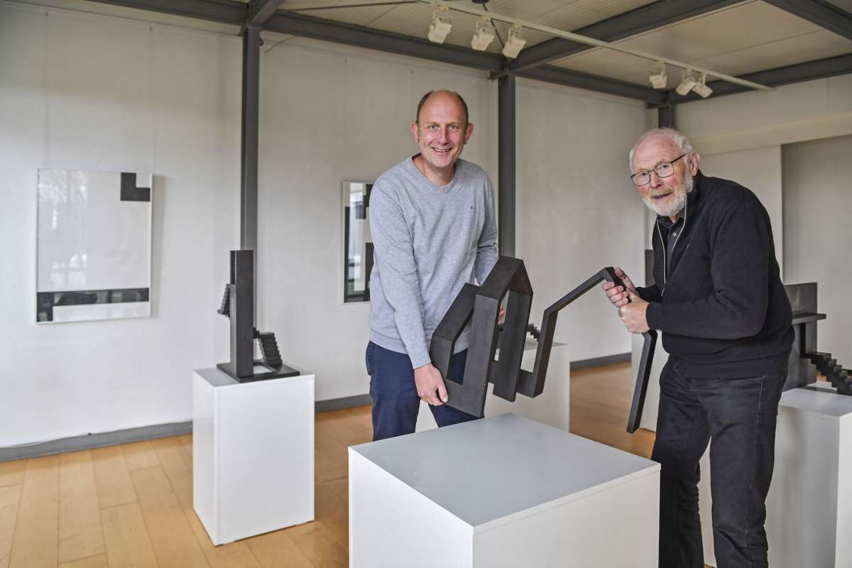 Hans-Joachim Goller (rechts) und der Kunstvereinsvorsitzende Volker Seitz  bereiten die Ausstellung mit Werken von Václav Fiala   vor. Foto: /Florian Miedl
