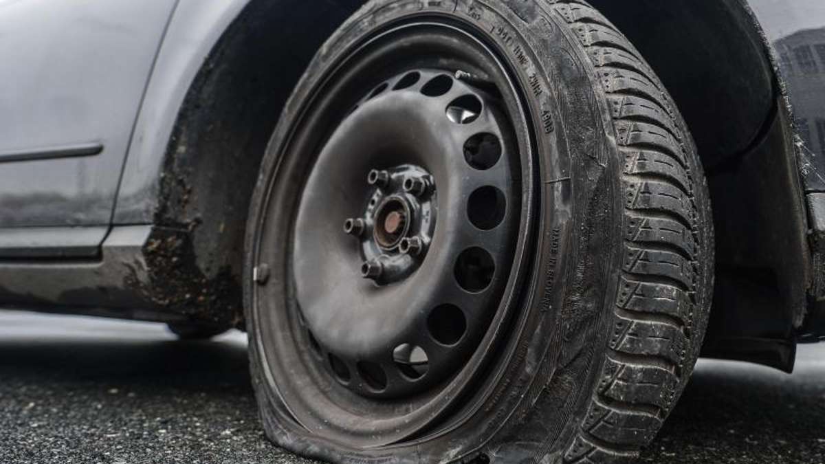 Hof: Selbstjustiz: Hofer lässt Luft aus Reifen eines geparkten Autos