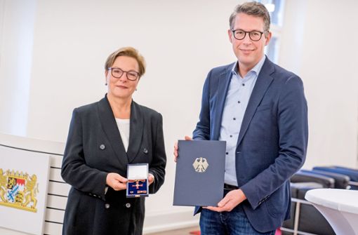 Ingrid Schrader hat die Auszeichnung aus den Händen des bayerischen  Kunstministers Markus Blume erhalten. Foto: /Steffen Böttcher