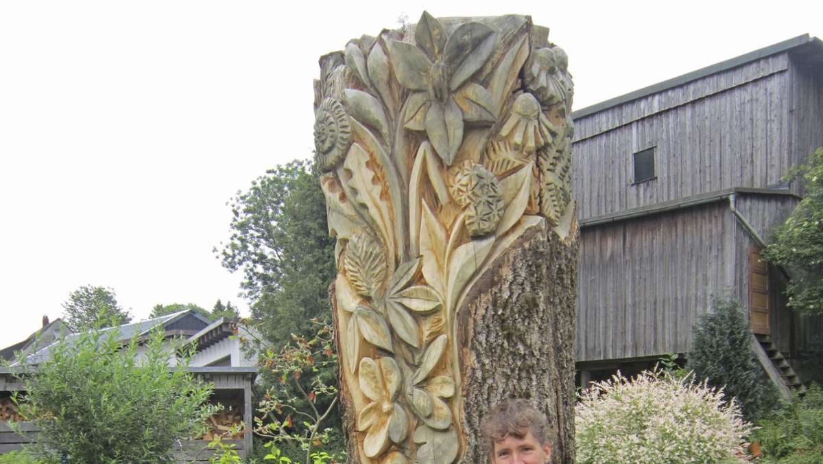 Holz-Kunst: Ein alter Baum trägt Kräuter-Blüten