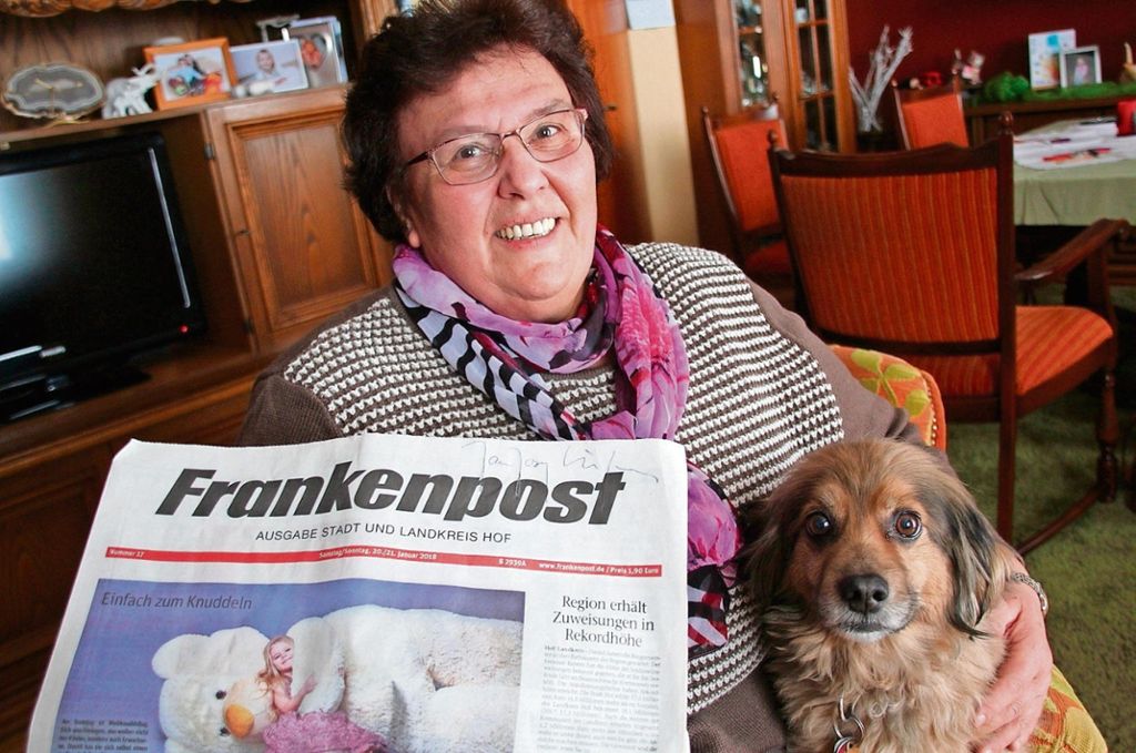 Anita Strunz und ihr Hund Felix bekamen ein Autogramm von Schauspieler Jan Josef Liefers. Foto: Ertel