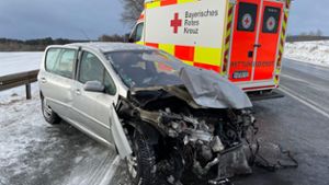 B15/Hof: Unfall bei Schnee und Eis: Frau gerät in den Gegenverkehr: schwer verletzt