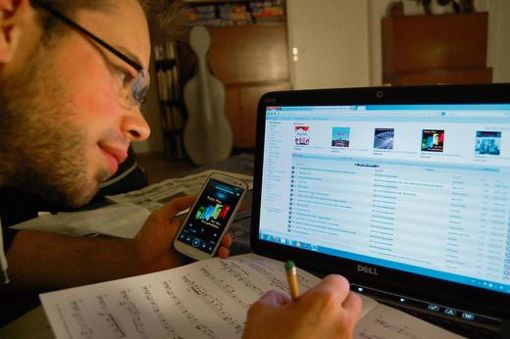 Markus Jung stellt freudig fest, dass die Veröffentlichungen seines Quartetts "Die Vier Evang-Cellisten" endlich auf allen gängigen Musik-Download-Plattformen angeboten werden. 	Foto: C. W. Quelle: Unbekannt