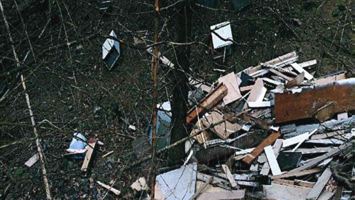 Naila: Müllsünder gesucht: Möbelreste im Wald entsorgt