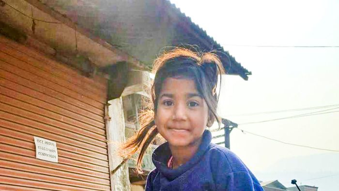 Orthopäden helfen nepalesischem Mädchen