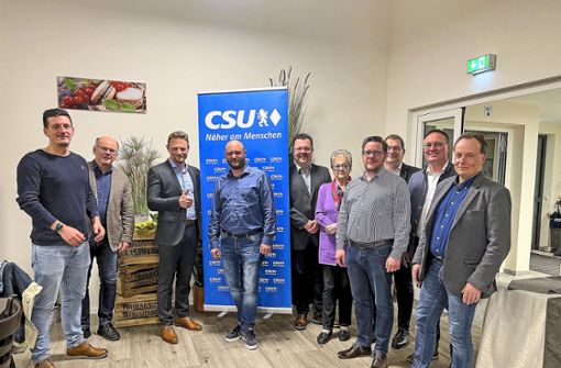 Der alte und neue CSU-Ortsverbandsvorsitzende Christian Schill (Dritter von links) hieß neugewählte Mitglieder im Vorstand willkommen und gratulierte den Geehrten. Foto: /pr.