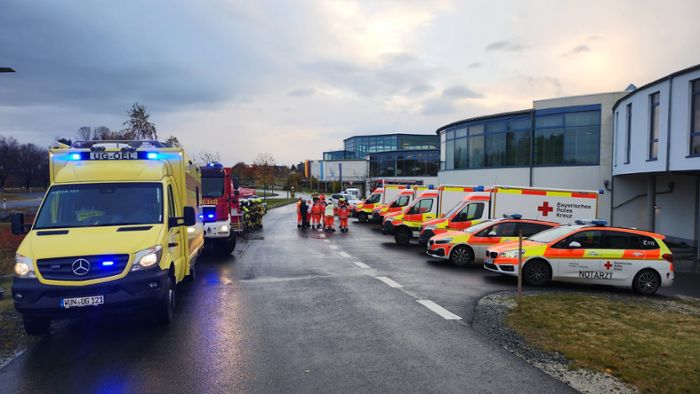 Eine Menge Fahrzeuge und Einsatzkräfte von BRK, Feuerwehr, Polizei und THW waren am Montag an der Siebenquell-Therme in Weißenstadt.