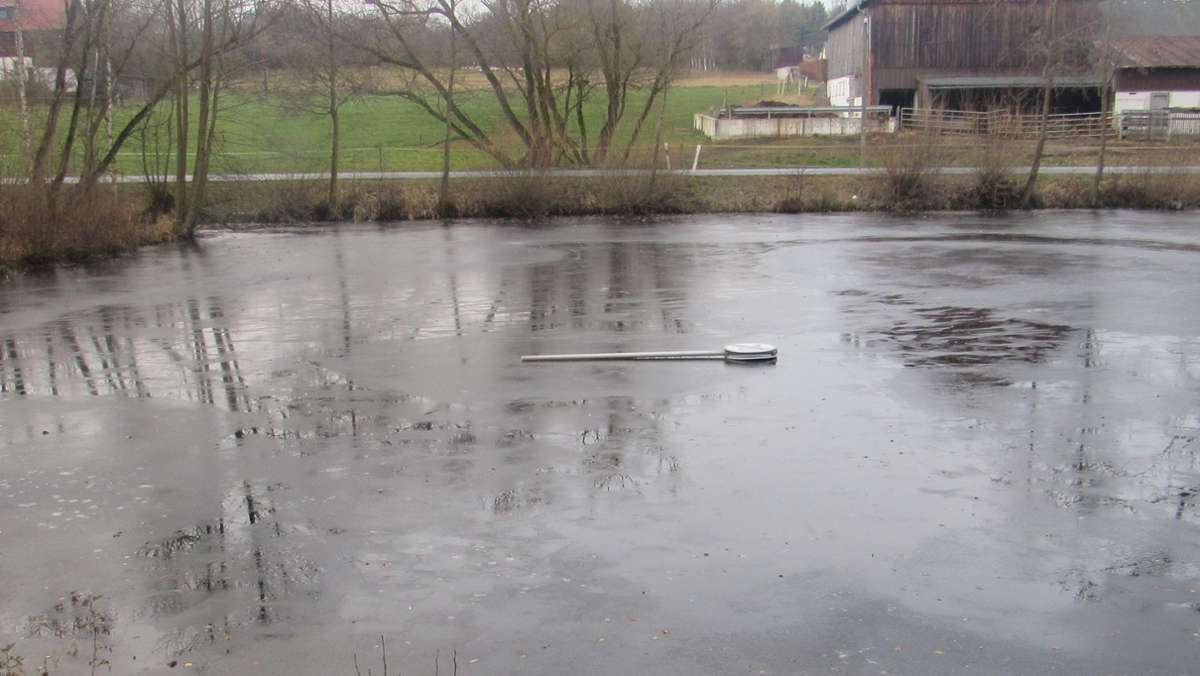 Martinsreuth: Unbekannte werfen Schild auf zugefrorenen Teich