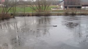 Unbekannte werfen Schild auf zugefrorenen Teich