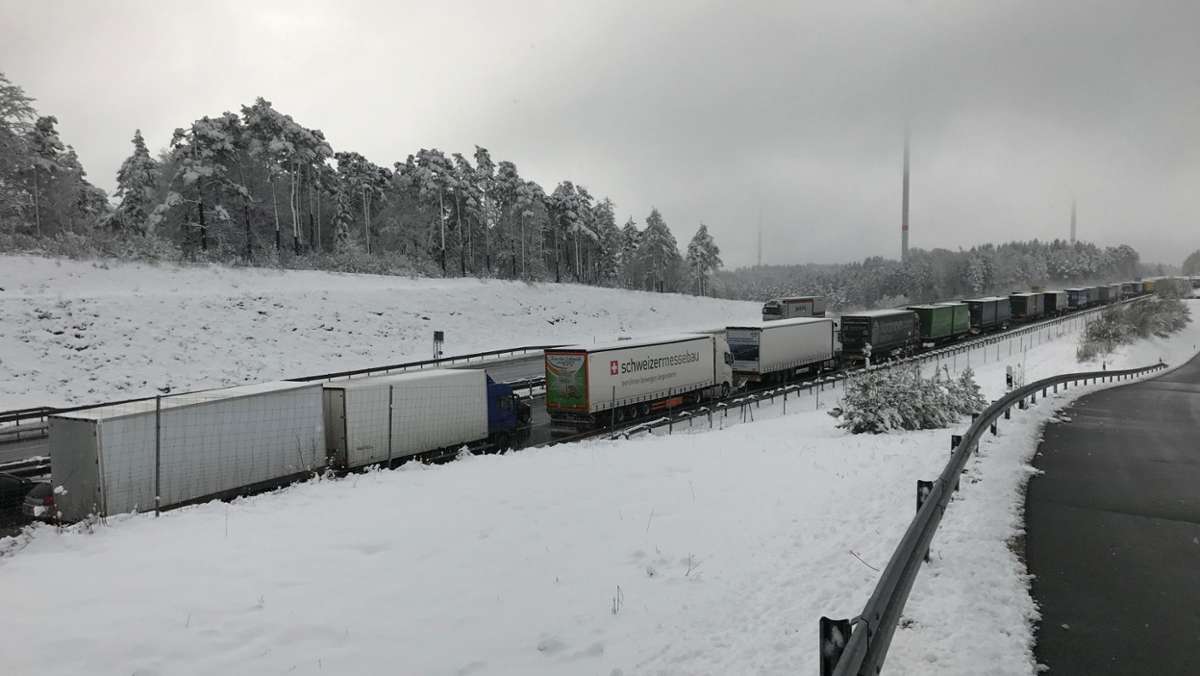 Länderspiegel: Schnee und Glätte im April: Mehrere Lastwagen auf A9 liegengeblieben