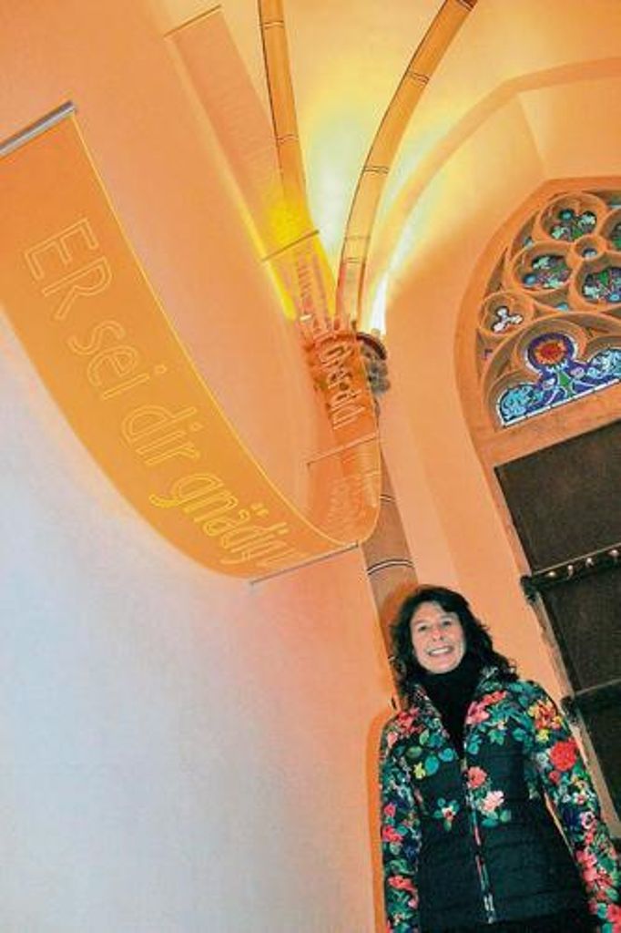 Sonja Weber mit ihren beleuchteten Spruchbändern in der Münchberger Stadtkirche.	Foto: L. K. Quelle: Unbekannt