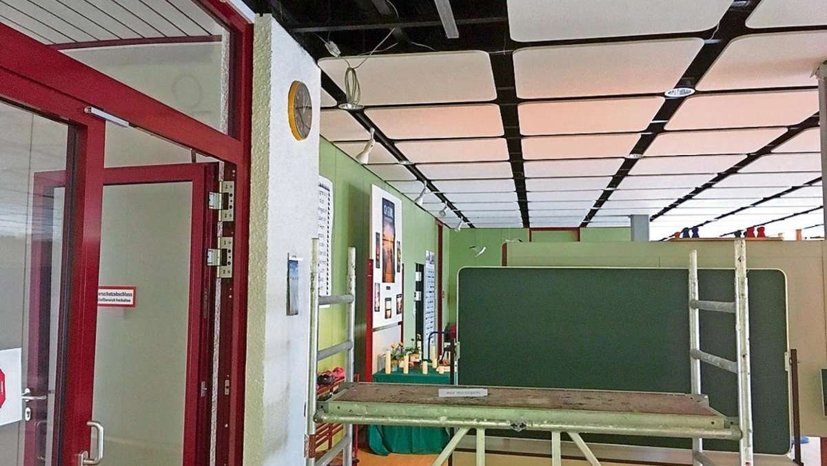 Hof: In Hofer Grundschule fällt eine Platte von der Decke