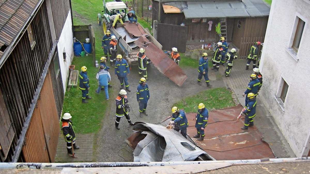 Erkersreuth: Sturm weht Blechdach vom Haus