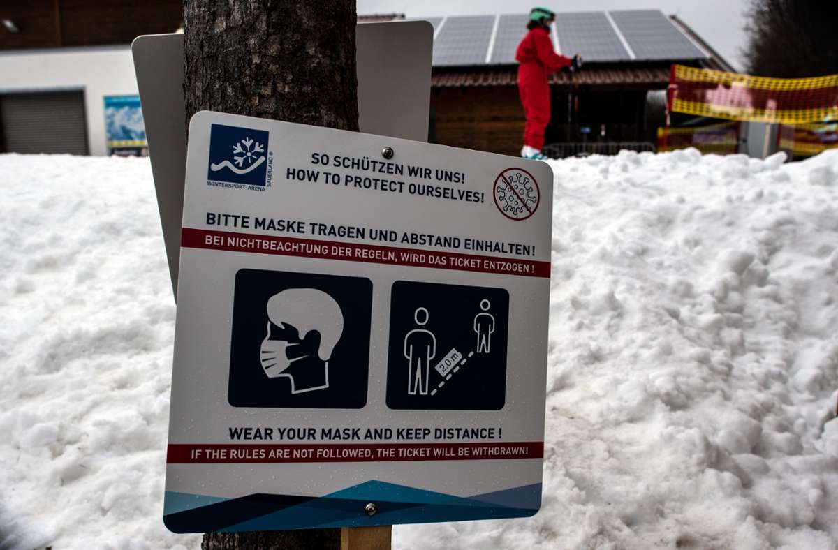 Welche Regeln werden  in den Skigebieten gelten? Das lässt sich noch nicht sagen. Doch die Planungen laufen an. Foto: picture alliance/dpa/Federico Gambarini