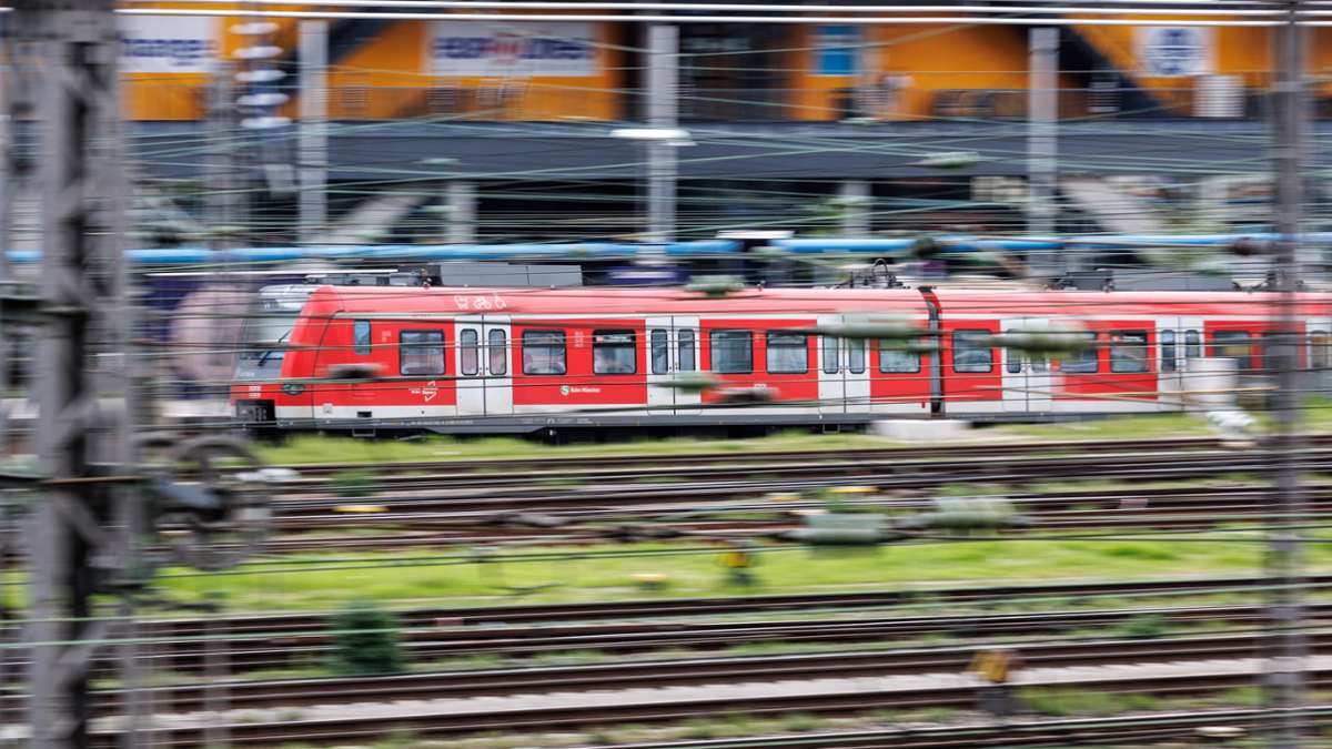 Kriminalität: Betrunkener fährt auf S-Bahn-Kupplung mit