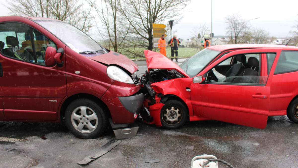 Münchberg: Auto kracht in Abbieger: zwei Verletzte