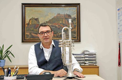 Die Trompete ist immer dabei: Harald Streit am Schreibtisch seines Büros in der Kulmbacher Musikschule. Foto:  