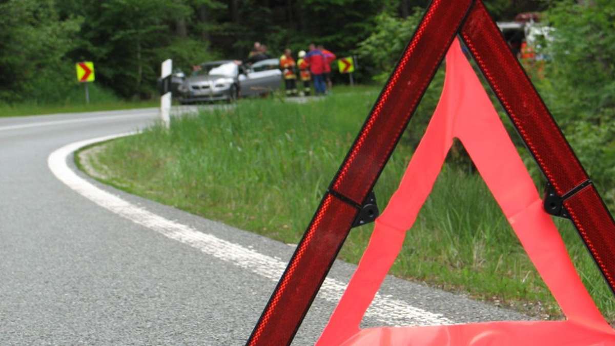 Fichtelgebirge: Gegen Lieferwagen: Motorradfahrer stirbt an der B 303