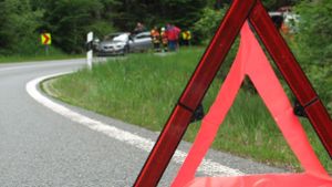 Gegen Lieferwagen: Motorradfahrer stirbt an der B 303