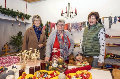 Brigitte Menzel, Inge Geist, Claudia Gebhardt (von links) und der kleine Mattis hoffen, dass auch die diesjährige Weihnachtsaktion wieder ein voller Erflog wird. Foto: David Trott
