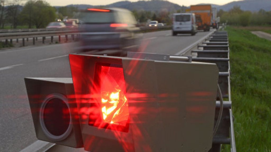 Ein Blitzer löst an der Autobahn aus - Symbolfoto. Foto: red