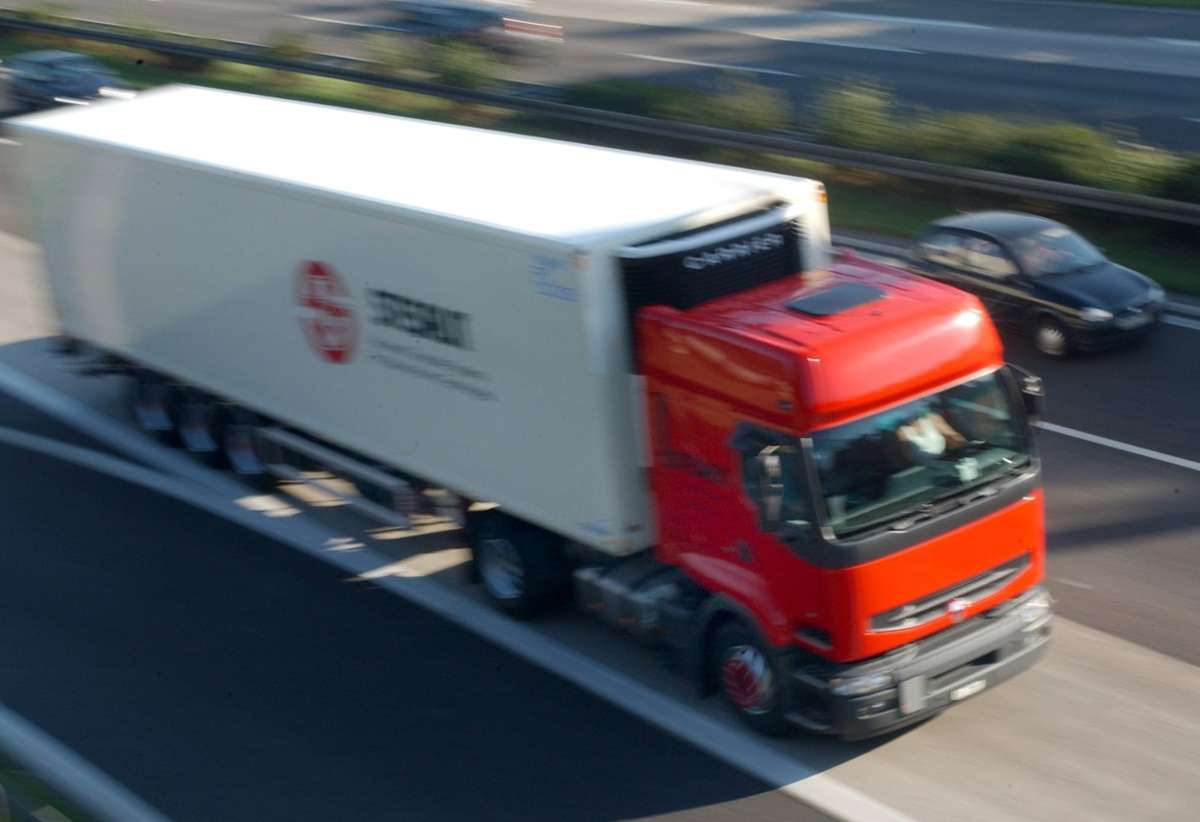 Ein Lastwagen fährt auf einer deutschen Autobahn.