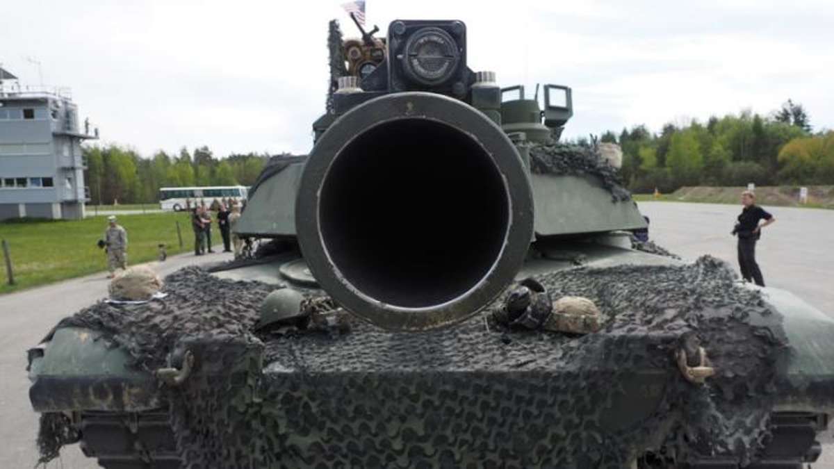Länderspiegel: Panzer stoppt Schwertransport auf der A9
