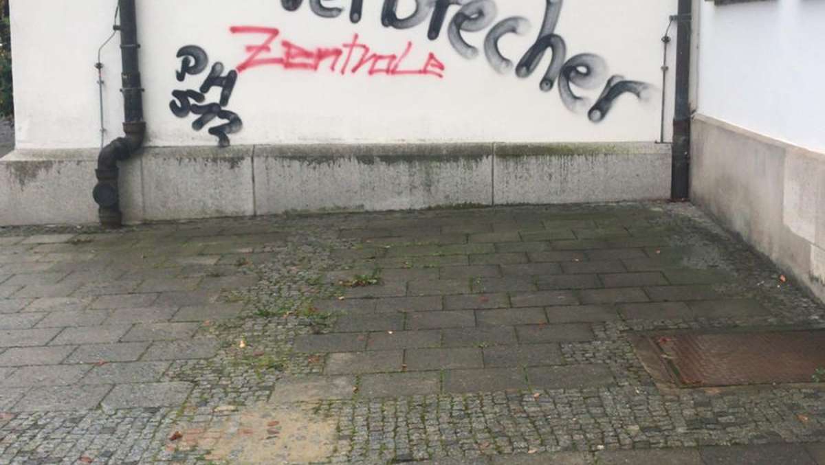 Hof: Unbekannte beschmieren Rathaus mit Graffiti