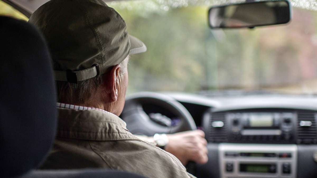 Selb: 83-jähriger Selber fährt Auto an und flüchtet
