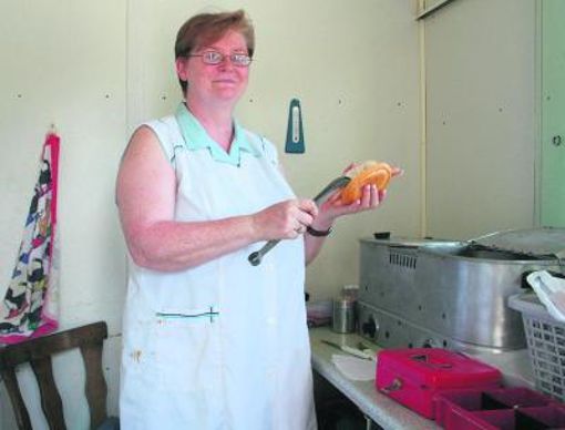 Die Hitze verschlägt Ingrid Feselmeyers Imbiss-Stammkunden nicht den Appetit auf Würstchen. Sie selbst freut sich auf eine kalte Dusche nach Feierabend. Foto:  