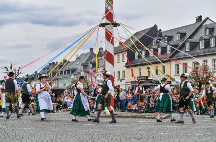 Tradition in Weißenstadt: Der Prachtbaum steht wieder
