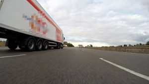 Ein Lastwagen fährt auf einer Autobahn.