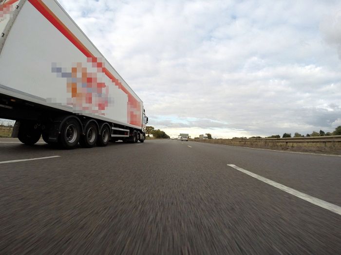 Ein Lastwagen fährt auf einer Autobahn.