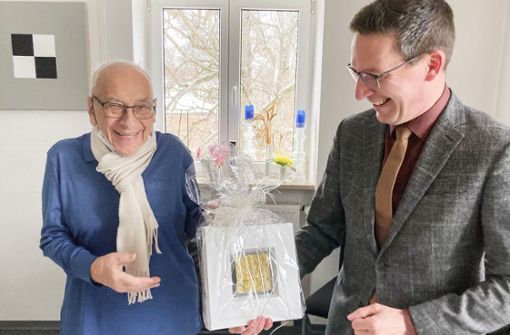 Der  97-jährige  Eugen Gomringer hat am Freitag eine  hohe Auszeichnung des Freistaates Bayern erhalten, überreicht vom Rehauer Bürgermeister Michael Abraham Foto: /Privat