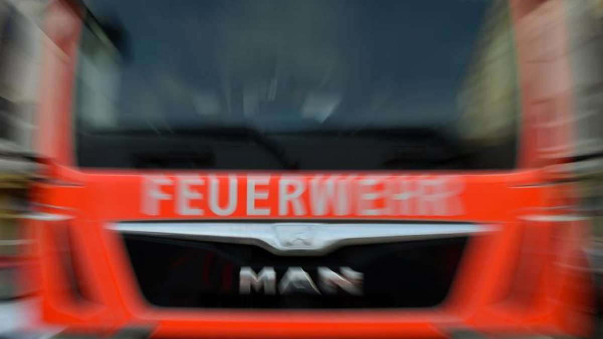 Hof: 19-Jährige schlägt auf Feuerwehrfahrzeug ein