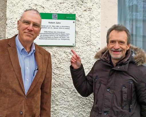 Rainer Fritsch (rechts) von den Münch-Bürgern führte die Besucher durch Münchberg, die Geburtsstadt von Robert Zahn. Er konnte dessen Urenkel Dr. Robert J. Zahn aus den USA das Gebäude zeigen, in dem der Konstrukteur geboren wurde. Quelle: Unbekannt