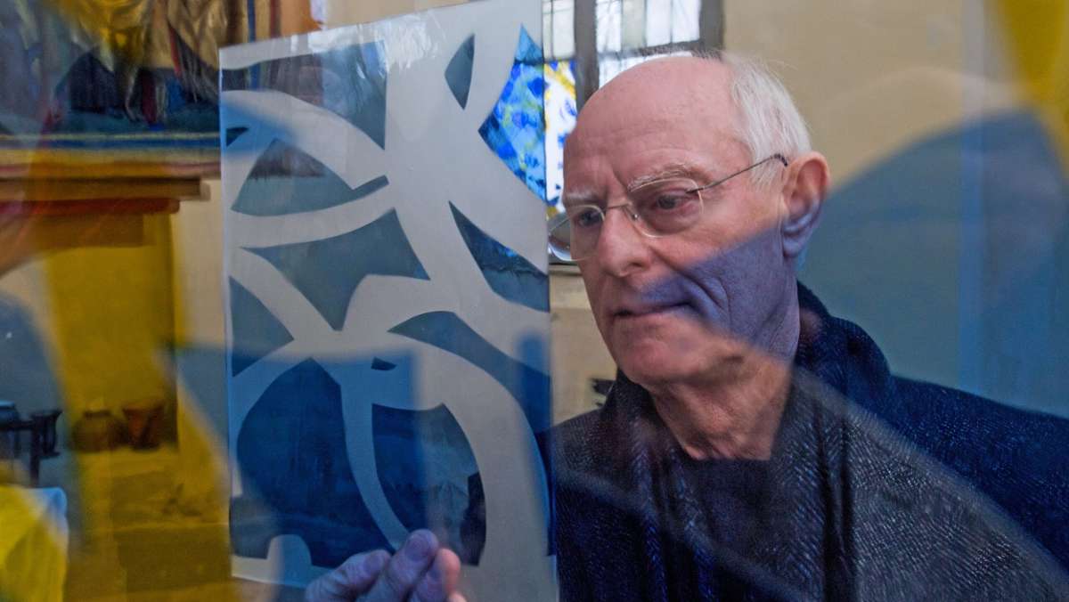 Tholey: Richter bespielt Kirchenfenster mit farbigen Mustern