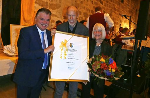 Die Verleihung des Kulturpreises an das Atelier Tittmann (von links): Landrat Söllner mit  Claus und Brigitta Tittmann. Foto: Werner Reißaus